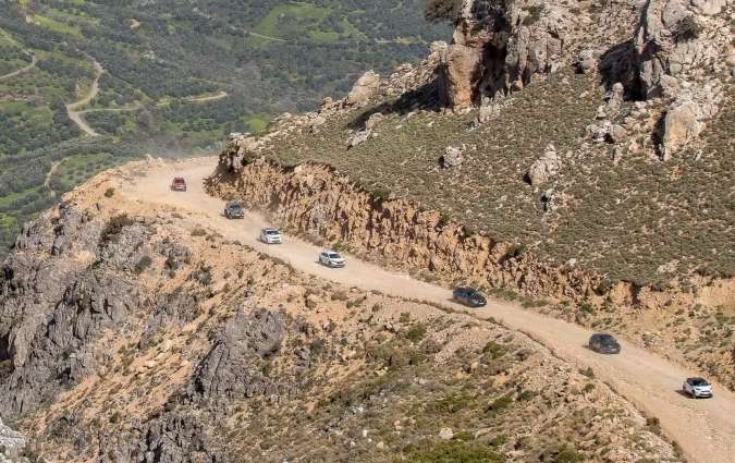 Ανεβαίνοντας προς το Οροπέδιο, σε κλασικό κρητικό τοπίο: Βράχια ψηλά, ελιές χαμηλά! 19th DRIVE Trophy, April 2022: Photo credits DRIVE Media Group/Thanassis Koytsogiannis & Fotini Pimpa