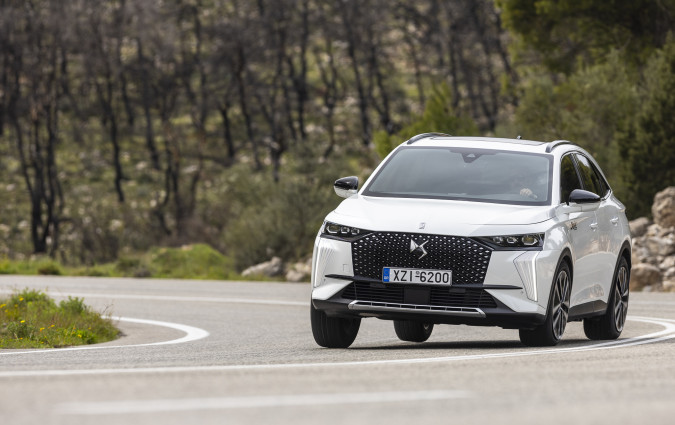 Ανάμεσα στο προσθιοκίνητο PHEV των 225 PS και τη «σπορ» έκδοση 4x4 των 360 PS, το τετρακίνητο DS 7 E-TENSE 4x4 300 αποτελεί τον ιδανικό συμβιβασμό της γκάμας με δυνατές επιδόσεις, άνεση και νηφάλια οδική συμπεριφορά σε όλα τα τερέν. Test drive: DS 7 E-TENSE 4x4 300, Photos © DRIVE Media Group, Thanassis Koutsogiannis