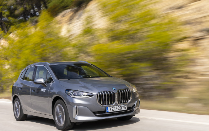 H μικρή επαναφορτιζόμενη υβριδική BMW 2 Series Active Tourer είναι αναμενόμενα περισσότερο λογικό παρά συναρπαστικό αυτοκίνητο. Test drive: BMW 225 e Active Tourer xDrive, Photos © DRIVE Magazine, Thanassis Koutsogiannis