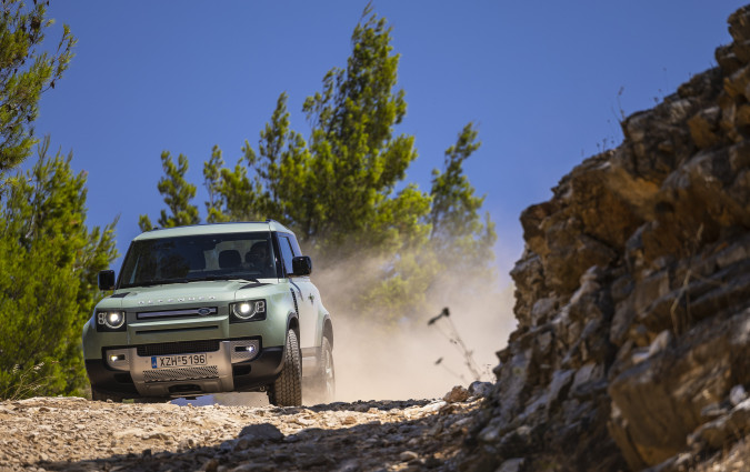 Το καλύτερο στο Land Rover Defender έρχεται πατώντας το κουμπί που ζωντανεύει τον 3λιτρο 6κύλινδρο εν σειρά MHEV ντίζελ με τους 300 PS και τα 650 Nm. Test drive: Land Rover Defender 90 D300 MHEV, Photos © DRIVE Magazine, Thanassis Koutsogiannis
