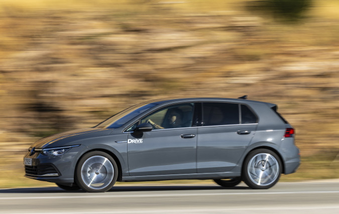 Η αίσθηση που αποκομίζεις στο τιμόνι του Volkswagen Golf 1.5 eTSI με τα 130 άλογα δεν είναι δα και τόσο μεγάλη όσο φαίνεται σε πρώτη ανάγνωση Test drive: Volkswagen Golf 1.5 eTSI MHEV DSG 130 PS, Photo DRIVE Media Group/Thanassis Koutsogiannis