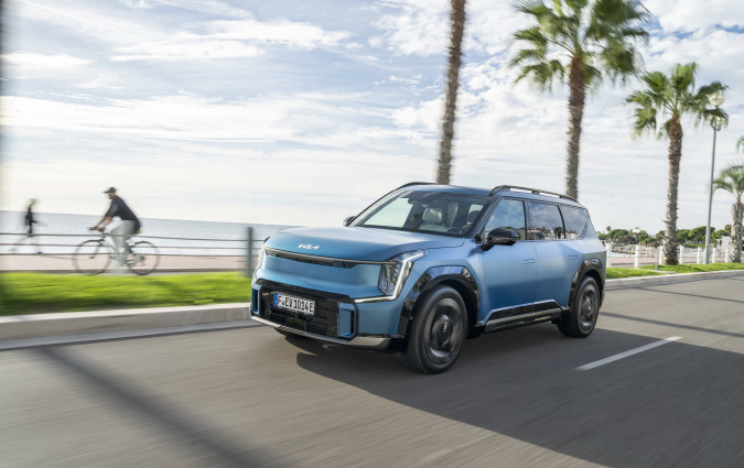 Tο κορυφαίο, τετρακίνητο Kia EV9 GT-line που οδηγούσαμε θα μπορούσε να κάνει τουλάχιστον 430-440 km πριν μείνει από ρεύμα. Kia EV9