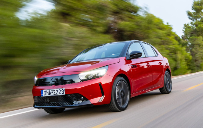 To Opel Corsa με το βασικό σε ισχύ 1.200άρι μοτέρ τούρμπο ανταποκρίνεται με τον δέοντα κλασικισμό ουσίας έναντι του ανταγωνισμού, οικείου και εξωτερικού. Test drive: Opel Corsa 1.2 Turbo AT8 2023, Photo © DRIVE Media Group/Thanassis Koutsogiannis