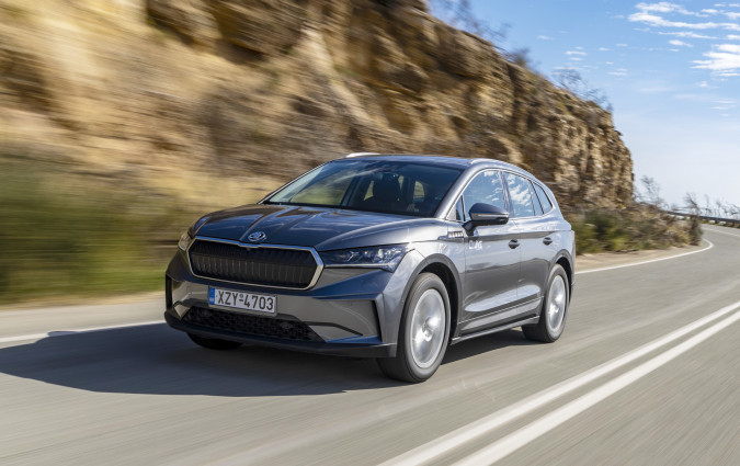 Το Škoda Enyaq εκμεταλλεύεται την ηλεκτρική αρχιτεκτονική του, με ακτίνα στροφής και ευελιξία στην πόλη αντάξια ενός μίνι αλλά με μέγεθος μεγάλου MPV. Test drive: Škoda Enyaq iV80, Photo © DRIVE Media Group/Thanassis Koutsogiannis