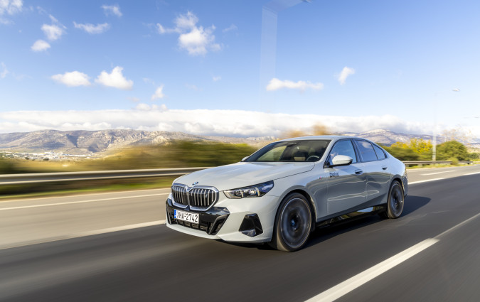Το Μόναχο κατάφερε μετατρέποντας τη 5 Series σε BMW i5 να διατηρήσει αναλλοίωτο τον πολυτελή και σπορ χαρακτήρα που πάντοτε διέκρινε την 5άρα. Test drive: BMW i5 eDrive40, Photo © DRIVE Media Group/Thanassis Koutsogiannis