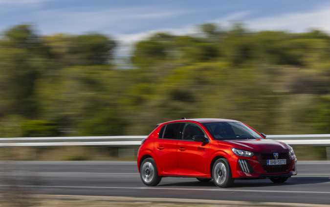 Το Peugeot 208, με το 1.200άρι μοτέρ παραμένει ουσιαστικό και ασφαλές, λειτουργώντας με την κλασική γαλλική φινέτσα  Test drive: Peugeot 208 1.2 PureTech 100 PSPhoto © DRIVE Media Group/Thanassis Koutsogiannis