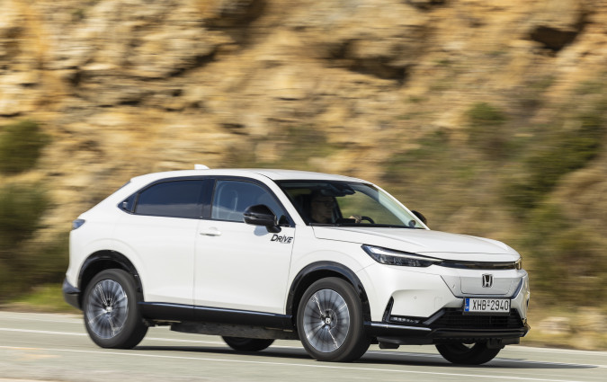 Οι διαστάσεις του Honda e:Ny1 το φέρνουν στο πάνω μέρος των μικρών SUV και στη βάση των κόμπακτ SUV. Test drive: Honda e:Ny1, Photo © DRIVE Media Group/Thanassis Koutsogiannis