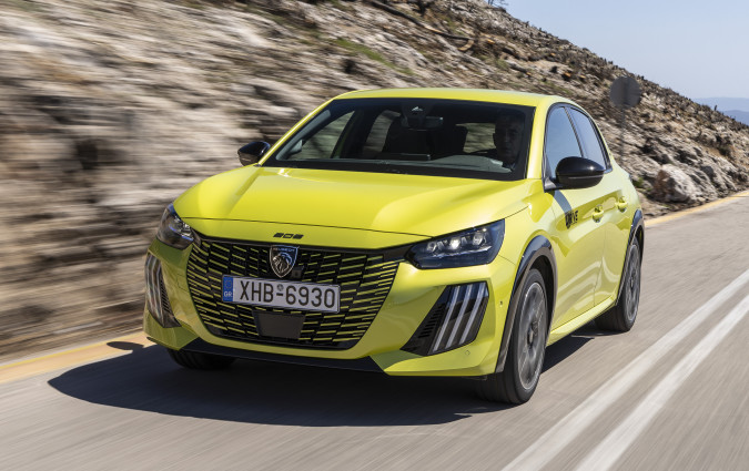Η χαμηλή κατανάλωση του Peugeot 208 1.2 1.2 Hybrid 100 e-DCS6 ήταν μια ευχάριστη έκπληξη, καθώς με το ρεζερβουάρ των 41 λίτρων μπορείς πλέον να κάνεις πάνω από 700 km  Peugeot 208 1.2 Hybrid 100