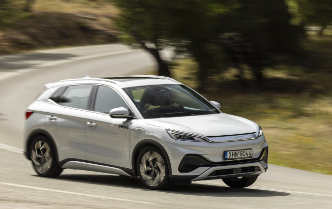 Στο τιμόνι του BYD Atto 3 εκείνο που σε κερδίζει είναι η ενδοτικότητα και η άνεση της ανάρτησης. Test drive: BYD Atto 3, Photo © DRIVE Media Group/Thanassis Koutsogiannis