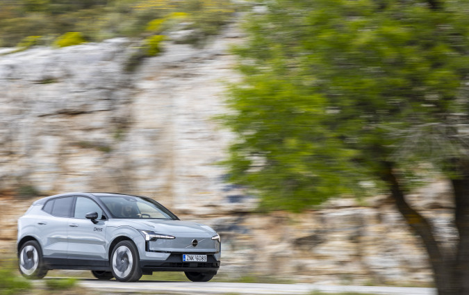 H γκάμα του Volvo ΕΧ 30 περιλαμβάνει τρεις επιλογές: Με έναν ηλεκτροκινητήρα και στάνταρ ή μεγάλη μπαταρία, και με δύο ηλεκτροκινητήρες και μεγάλη μπαταρία. Test drive: Volvo EX30 Single Motor Extended Range, Photo © DRIVE Media Group/Thanassis Koutsogiannis