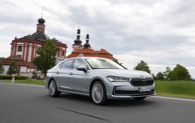 Η διάθεση του νέου Škoda Superb θα ξεκινήσει στην ελληνική αγορά το ερχόμενο φθινόπωρο, με την τιμή του να τη μαθαίνουμε τις προσεχείς εβδομάδες. Škoda Superb