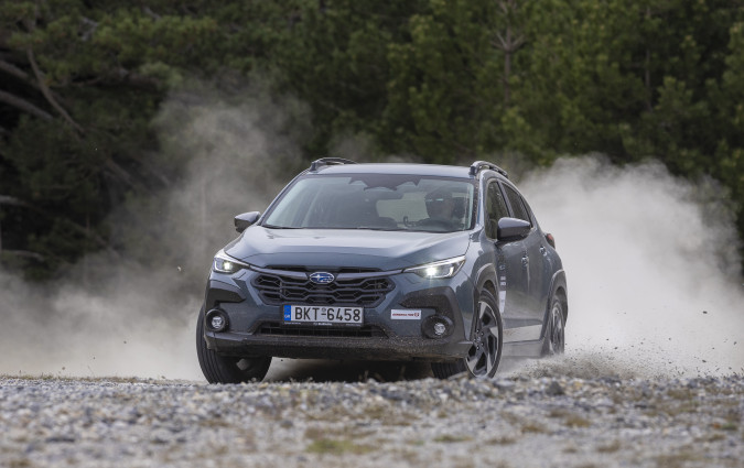 Το Subaru Crosstrek είναι με διαφορά το ικανό κόμπακτ SUV. Άνετο στην πόλη, καταπίνει ξεκούραστα τα χιλιόμετρα στον ανοιχτό δρόμο και δεν φοβάται όταν η άσφαλτος τελειώνει. Μην σας πω ότι τη βρίσκει κιόλας! Test Drive Subaru Crosstrek 2.0i e-BOXER, Photos © DRIVE Media GroupThanassis Koutsogiannis