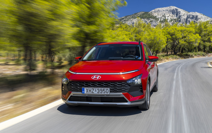 Tο ατμοσφαιρικό 1.200άρι Hyundai Bayon είναι διαθέσιμο σε δύο εκδόσεις εξοπλισμού: Premium και Distinctive, με τιμή που ξεκινά από τις €20.490 και €21.690 αντίστοιχα. aTest drive: Hyundai Bayon 1.2, Photo © DRIVE Media Group/Thanassis Koutsogiannis