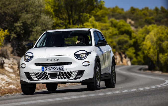 Με το FIAT 600 Hybrid οι Ιταλοί έρχονται να αντιπαραβάλουν στον ικανότατο ανταγωνισμό μια πολύ όμορφη και ενδιαφέρουσα σπουδή που αν και δεν είναι πουθενά κορυφαία, κάνει τα πάντα πολύ καλά Test drive: FIAT 600 1.2 Hybrid 100 CV DCT , Photo © DRIVE Media Group/Thanassis Koutsogiannis