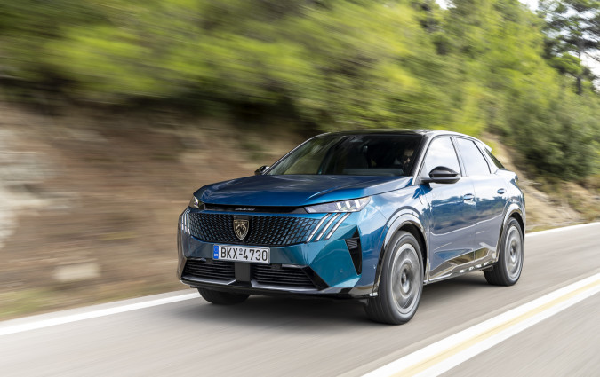 Με το Peugeot 3008, και σε αυτή του την ηλεκτρική έκδοση,ι Γάλλοι θέλησαν να ανταποκριθούν σε μια όλο και πολυπληθέστερη πελατεία που ζητά περισσότερη άνεση και γαλήνια κύλιση Test drive: Peugeot E-3008 2024, Photo © DRIVE Media Group/Thanassis Koutsogiannis