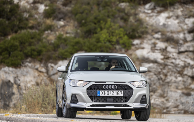 Με το Audi A1 Allstreet, το Ingolstadt προσφέρει στο οικονομικά εύρωστο κοινό του μια καλαίσθητη επιλογή στην κατηγορία των crossover. Η οποία όμως διατηρεί εξ ολοκλήρου τον ασφάλτινο και αστικό προσανατολισμό της. Test drive: Audi A1 Allstreet 30 TFSI S tronic, Photo © DRIVE Media Group/Thanassis Koutsogiannis