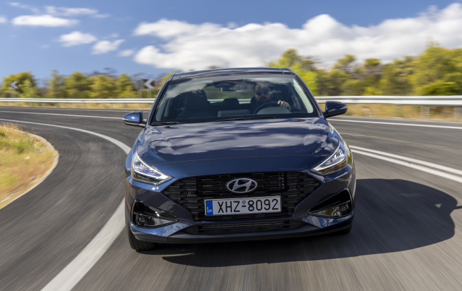 To ανανεωμένο Hyundai i30 φορτώθηκε με έξτρα τεχνολογία και σε συνάρτηση με τον ολοκληρωμένο χαρακτήρα και την ελκυστική τιμή συγκαταλέγεται στην αφρόκρεμα της κατηγορίας Test drive: Hyundai i30 1.5T 48V 140 PS 6MT Photo © DRIVE Media Group/Thanassis Koutsogiannis