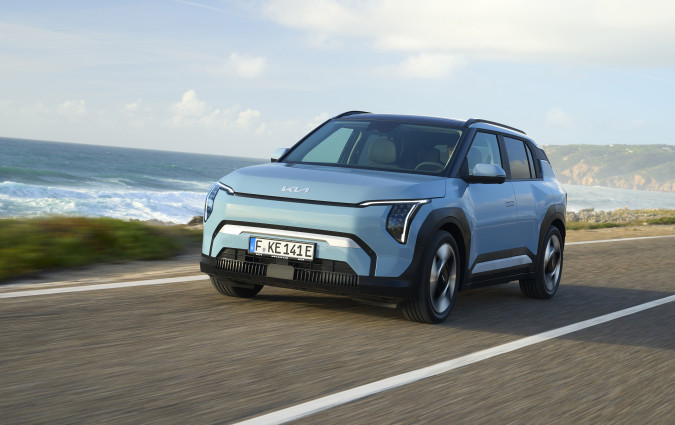 Tο Kia EV3 μας απέδειξε στην πρώτη επαφή ότι είναι ένα μοντέλο που έχει τη δυναμική να αλλάξει την αντίληψη για τα ηλεκτρικά. Kia EV3