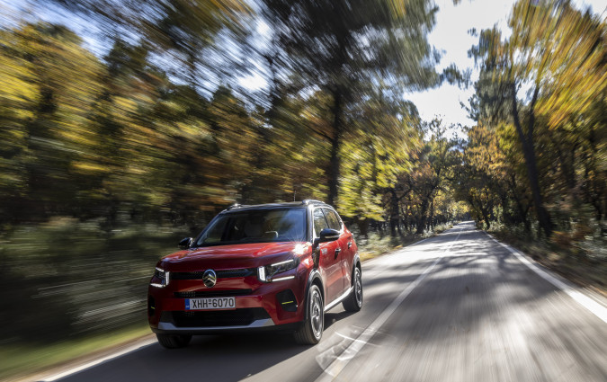 Το νέο Citroën C3 άλλαξε ριζικά σε εμφάνιση, βελτιώνοντας όσα το καθιέρωσαν. Kαι με όπλο την αυτοκινητική ουσία και την κορυφαία σχέση τιμής-αξίας βλέπει κορυφή Test Drive Citroën C3 1.2 T 100 PS Photo © DRIVE Media Group/Thanassis Koutsogiannis