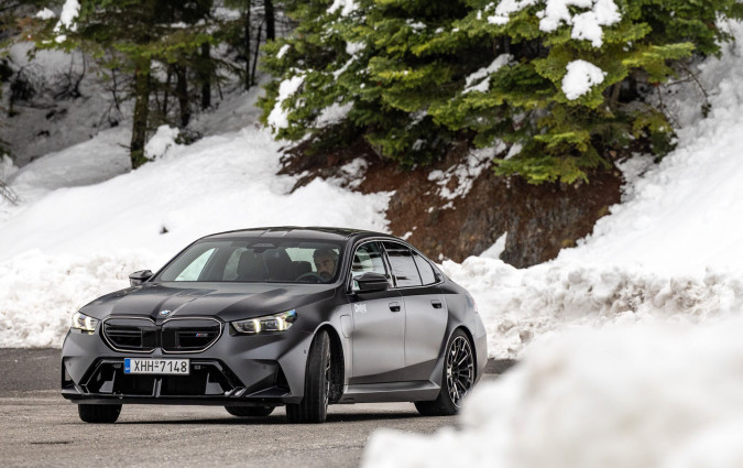Η νέα BMW M5 παραμένει ένας εξαιρετικά ικανός εκπρόσωπος της κατηγορίας των σεντάν υψηλών επιδόσεων, αλλά φαντάζει και η ίδια λίγο μπερδεμένη, αναζητώντας έναν πιο ξεκάθαρο ρόλο. Test drive: BMW M5 2025, Photo © DRIVE Media Group/Thanassis Koutsogiannis