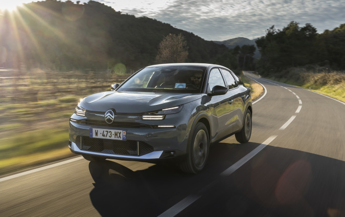 Η εμπορική διάθεση των νέων Citroën C4 και C4 X στην ελληνική αγορά έχει ήδη ξεκινήσει, με την τιμή να ξεκινά από τις €23.900 για το C4 και τις €25.900 για το C4 X. Citroën C4