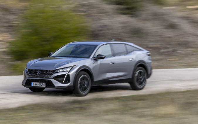 Το Peugeot 408 είναι ένα σαγηνευτικό κομμάτι, αντικειμενικά ποιοτικό αυτοκίνητο, με σαλόνι και πορτμπαγκάζ έτοιμα να εξυπηρετήσουν πέντε άτομα. Test drive: Peugeot Hybrid 136 e-DCS6, Photo © DRIVE Media Group/Thanassis Koutsogiannis