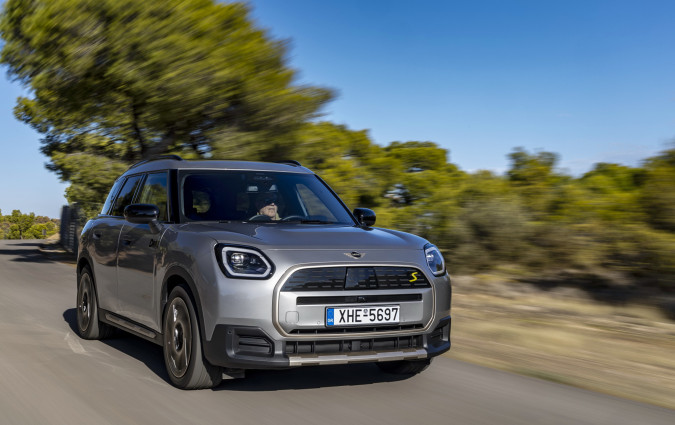 Tο MINI Countryman SE ALL4 προσφέρει συνολικά περισσότερες και καλύτερες οδηγικές αισθήσεις από τα τεχνικά ξαδέρφια του BMW iX1 και iX2. Test drive: MΙΝΙ Countryman SE ALL4, Photo © DRIVE Media Group/Thanassis Koutsogiannis