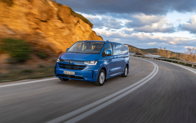 Η έβδομη γενιά του VW Transporter, με την πληρότητά της, μας έδειξε πως μπορεί να πάει την κατηγορία των επαγγελματικών ένα βήμα παρακάτω. Test Drive VW Transporter @ Athens, Photo © VW