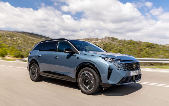 Τα τέσσερα χιλιάρικα που χωρίζουν σε τιμή τo Peugeot E-5008 από το E-3008 είναι λίγα για το πόσο καλύτερο (και περισσότερο) αυτοκίνητο αγοράζεις. Test drive: Peugeot E-5008, Photo © DRIVE Media Group/Thanassis Koutsogiannis