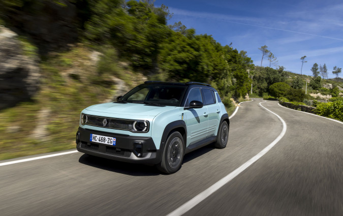 Το νέο Renault 4 E-Tech στοχεύει σε ευρύ κοινό, από νεαρές οικογένειες μέχρι αστικούς και μη χρήστες, προσφέροντας την ίδια φιλοσοφία «voiture à vivre» με το πρωτότυπο. Renault 4 E-Tech