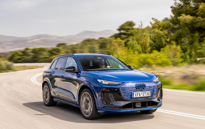Το Audi SQ6 e-tron quattro σε σύγκριση με το μεγαλύτερο Q8 e-tron, εμφανίζεται πιο σύγχρονο, πιο ευέλικτο και τεχνολογικά πιο ώριμο. Test drive: Audi SQ6 e-tron quattro, Photo © DRIVE Media Group/Thanassis Koutsogiannis