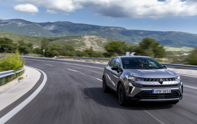 Αν το Captur δεν επαρκεί για τις ανάγκες μιας μικρής οικογένειας λόγω πορτμπαγκάζ, το Renault Symbioz διορθώνει αυτήν την αδυναμία, αγγίζοντας την κατηγορία των C-SUV. Test drive: Renault Symbioz full hybrid E-Tech 145, Photo © DRIVE Media Group/Thanassis Koutsogiannis
