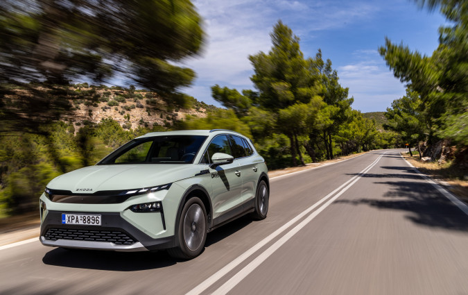 To Škoda Elroq κάνει αυτό που ξέρουν καλά οι Τσέχοι. Να συνδυάζει τον ρεαλισμό με την ευχαρίστηση στην οδήγηση, με ισορροπημένα μοντέλα που χωρίς να υπερέχουν σε κάποιον τομέα, είναι απολαυστικά στην καθημερινότητα. Test drive: Škoda Elroq, Photo © DRIVE Media Group/Thanassis Koutsogiannis