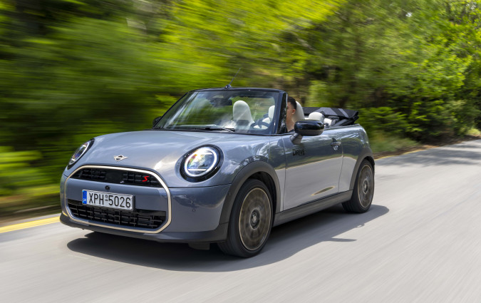 Δεδομένου ότι η επιλογή του MΙΝΙ Cooper Cabrio είναι συναισθηματική παρά παρά λογική, έτσι και τα ελαττώματά του αποτελούν μέρος της γοητείας του. Test drive: MINI Cooper Cabrio S, Photo © DRIVE Media Group/Thanassis Koutsogiannis
