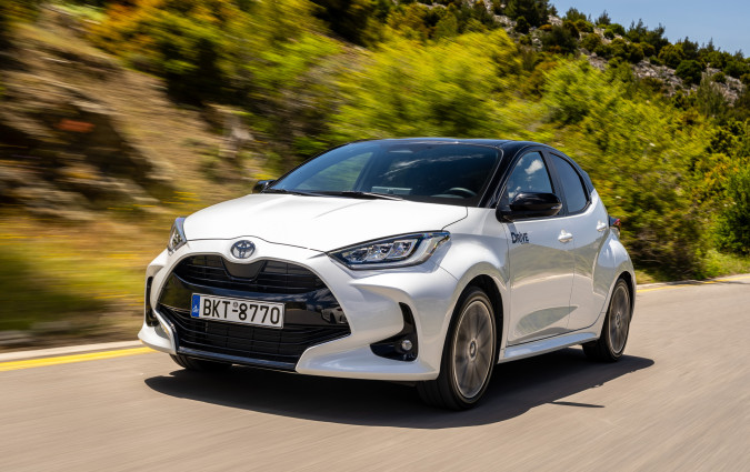 Πέρα από οικονομικό, το 130άρι Toyota Yaris παραμένει ένα οδηγικά ευχάριστο και ευέλικτο αυτοκίνητο, χάρη στις μαζεμένες διαστάσεις του. Toyota Yaris 1.5 Hybrid 130hp