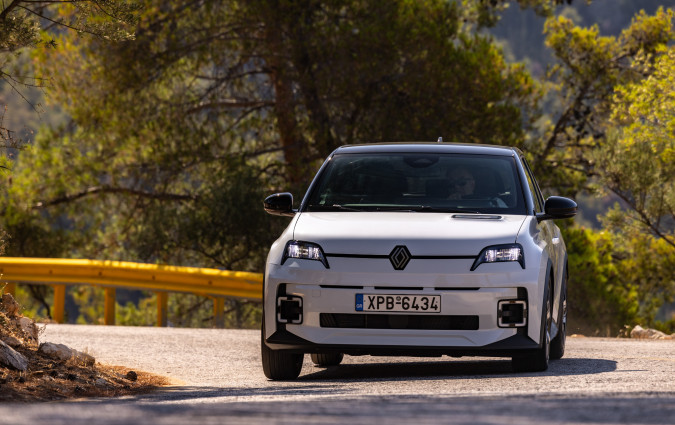 Το Renault 5 Ε-Tech είναι ένα ηλεκτρικό-γητευτής, με ιδανικό μέγεθος για την πόλη και καλά ρυθμισμένο πλαίσιο. Ό,τι πληρώνεις, παίρνεις… Test drive: Renault 5 E-Tech 120 PS, Photo © DRIVE Media Group/Thanassis Koutsogiannis
