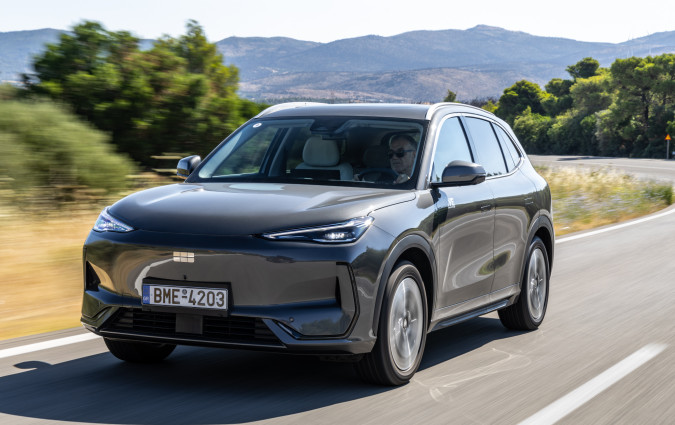 Το Geely EX5 δεν εισάγει καινά δαιμόνια, αλλά δεν χρειάζεται κιόλας. Ξεχωρίζει από Απωανατολίτες και Ευρωπαίους με την πολυτελή καμπίνα, την ευρυχωρία, την άνεση και τον εξοπλισμό. Test drive: Geely EX5, Photo © DRIVE Media Group/Thanassis Koutsogiannis