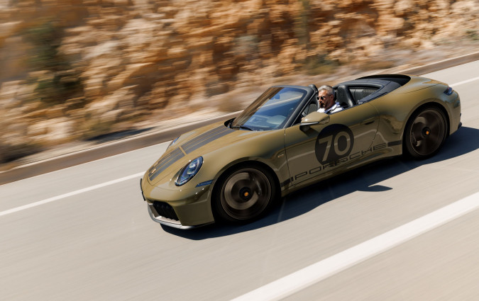 Η υβριδική Porsche 911 σε αφήνει με το στόμα ανοικτό από την ταχύτητα με την οποία μαζεύει τις ευθείες και την αυτοπεποίθηση που βουτά από στροφή σε στροφή. Porsche 911 Spirit 70