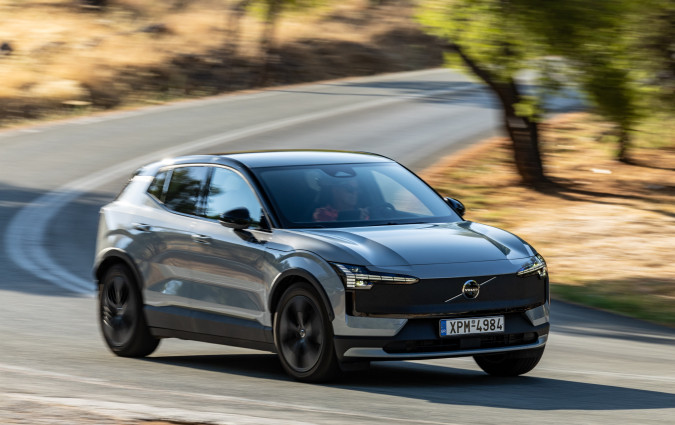 Tο Volvo EX30 Cross Country έρχεται με δύο χιλιάρικα πάνω από την τιμή του κορυφαίου EX30 να ικανοποιήσει τη βούληση ενός αγοραστή να ξεχωρίζει από τον «σωρό». Test drive: Volvo EX30 Cross Country, Photo © DRIVE Media Group/Thanassis Koutsogiannis