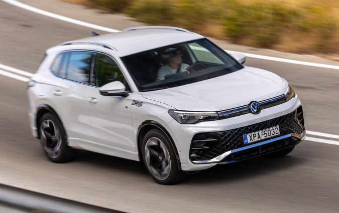 Tο Volkswagen Tiguan 1.5 eHybrid με τα 204 άλογα προσφέρει πολύ πλούσιο πακέτο, δύο μορφές ενέργειας ρεαλιστικά αξιοποιήσιμες και σπορ look στη μοναδική διατιθέμενη έκδοση R-Line.  Test drive: Volkswagen Tiguan 1.5 eHybrid, Photo © DRIVE Media Group/Thanassis Koutsogiannis