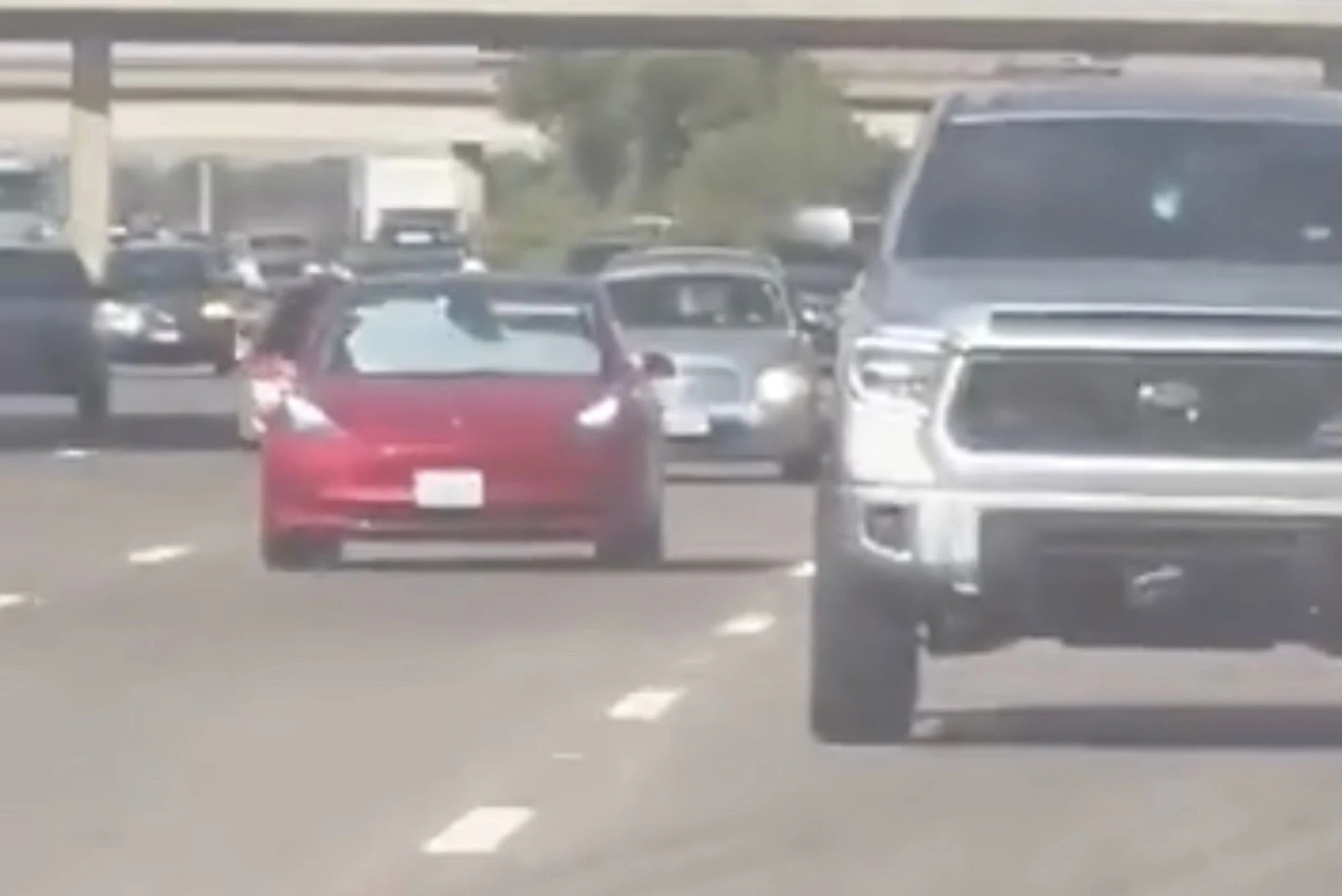 [Εικόνα: tesla-driver-is-bothered-by-the-sun-cove...k=dzBtFEBa]
