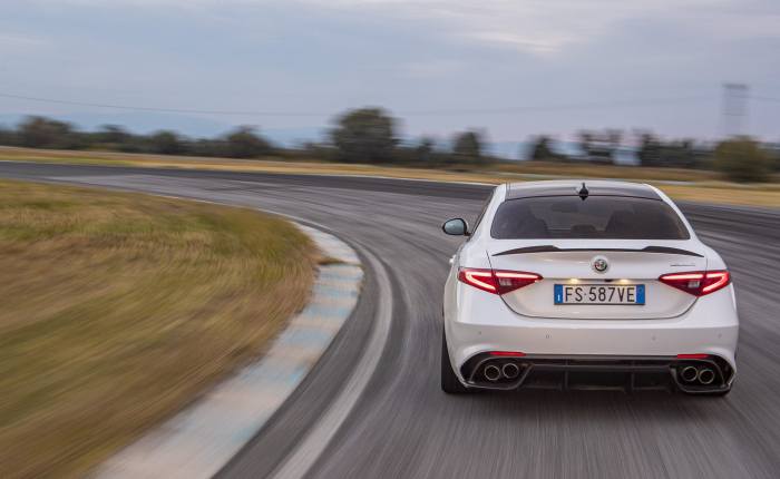 έ Alfa Romeo Giulia Quadrifoglio Video