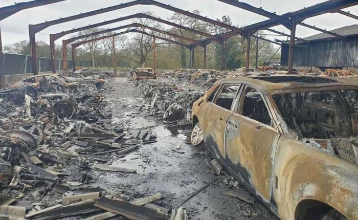 Εικόνες από την πυρκαγιά που κατέστρεψε 80 πανάκριβα αυτοκίνητα
