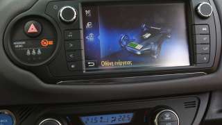 Test Drive Toyota Yaris Hybrid 2015 Drive