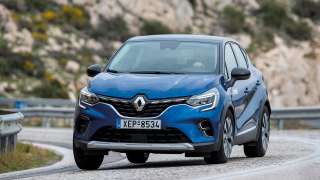 Το Captur θα στρίψει σβέλτα και παραμένοντας ουδέτερο στο όριο, με το επιπλέον βάρος του ως PHEV να μην γίνεται αντιληπτό κατά τη διάρκεια της στροφής. Test drive: Renault Captur E-TECH Plug-In Hybrid, Photo credits DRIVE Magazine/Thanassis Koutsogiannis