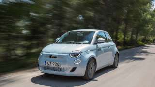 Test drive: FIAT 500 BEV Icon 3+1, Photo credits DRIVE Media Group/Thanassis Koutsogiannis Test drive: FIAT 500 BEV Icon 3+1, Photo credits DRIVE Media Group/Thanassis Koutsogiannis