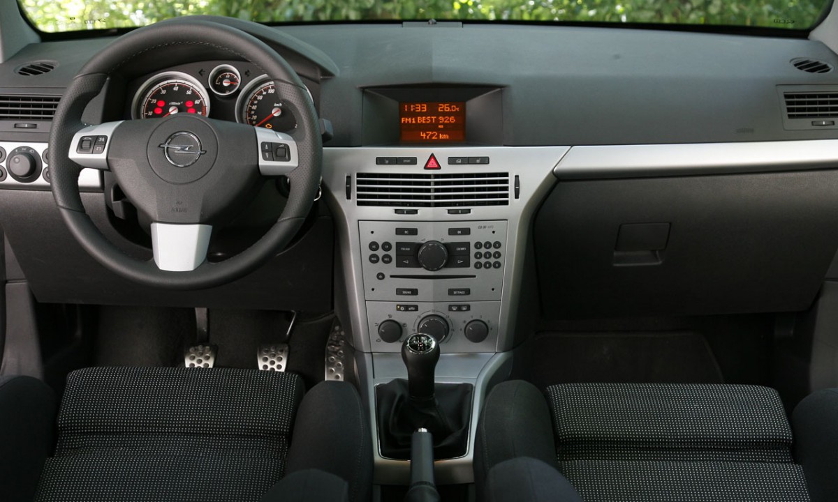 thumbnail image 2 of MOTORGUARD Single DIN Stereo Facia Fascia Kit - Piano Black - For Vauxhall Astra H 2004-2010 2 of 5